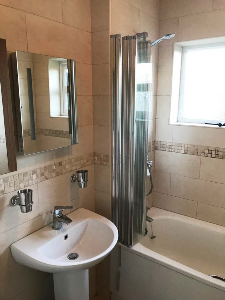 Glandraeth holiday bungalow rental West Wales bathroom